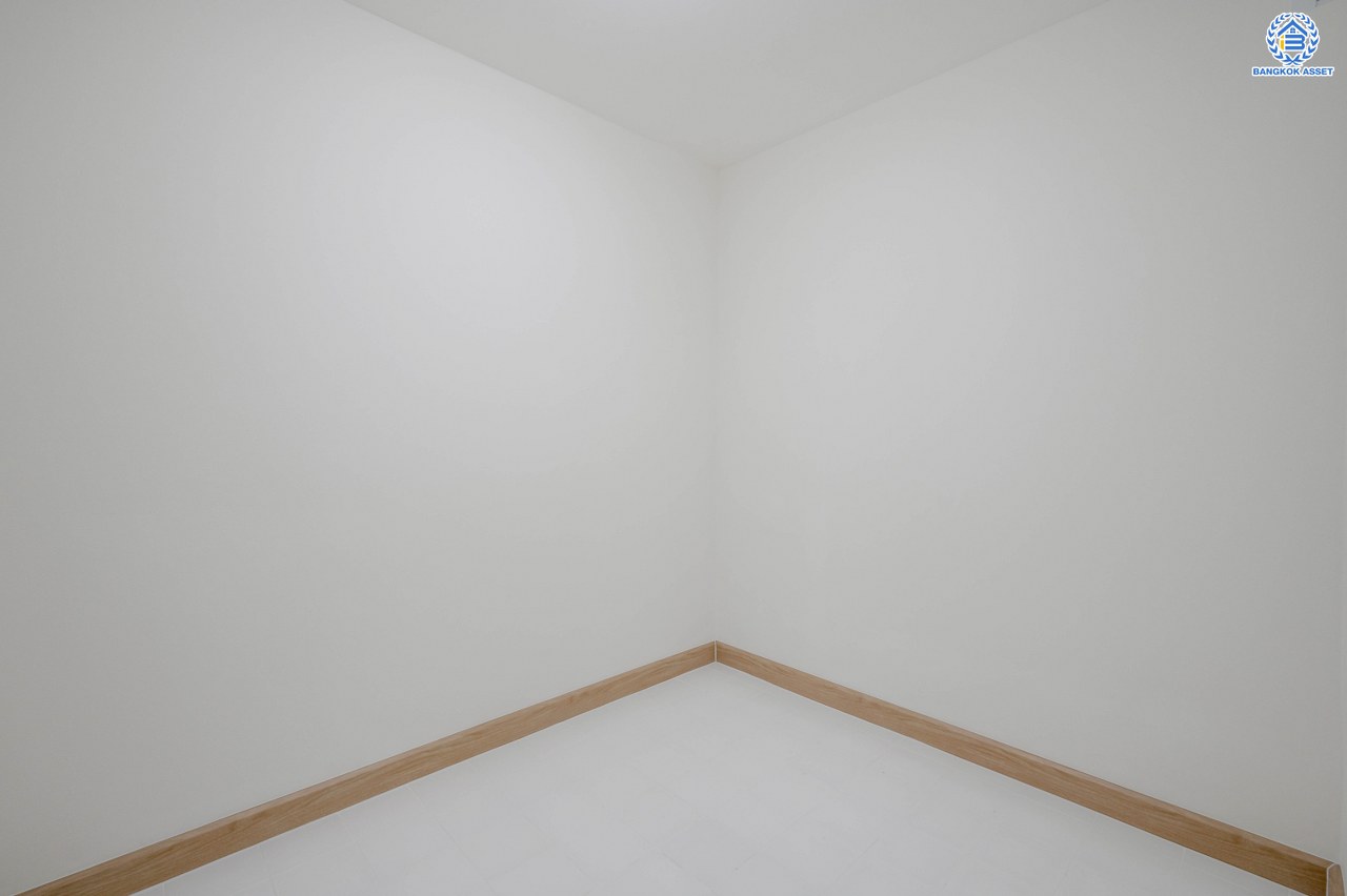 บ้านมือสองตกแต่งใหม่ โครงการ โนเบิลวานา ปิ่นเกล้า1 บ้านเดี่ยวหลังใหญ่ เนื้อที่ 65.6 ตร.ว. พื้นที่ใช้สอย 206.4 ตร.ม. ฟังก์ชัน 3 ห้องนอน 3 ห้องน้ำ 2 ห้องอเนกประสงค์  1 ห้องแม่บ้าน จอดรถได้ 2 คัน บนสุดยอดทำเลเดินทางสะดวก หน้าโครงการติดถนนใหญ่บรมราชชนนี ใกล้ทางคู่ขนานลอยฟ้าบรมราชชนนี ม.มหิดล เซ็นทรัลศาลายา และรายล้อมด้วยสิ่งอำนวยความสะดวกครบ...